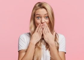 歯茎が見えすぎるガミースマイルを治す方法
