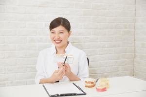 女性歯科医師がカウンセリングから治療を担当