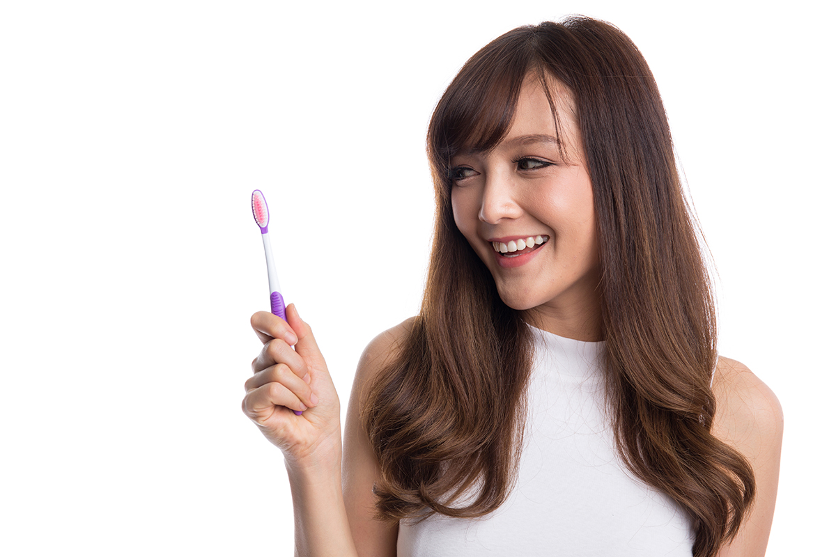歯ブラシを持つ女性