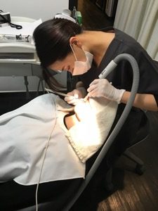 治療をする武山真由歯科医師