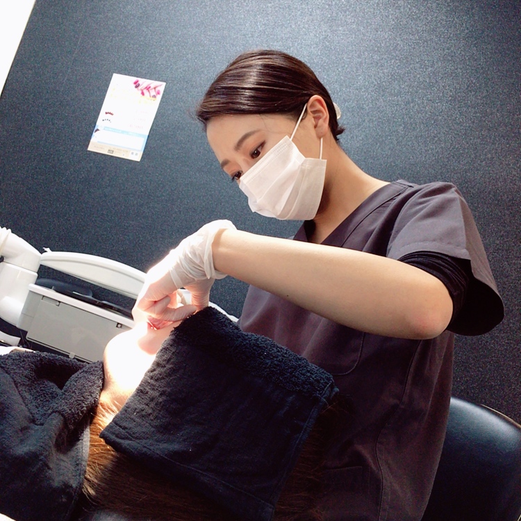 歯肉整形治療中の武山真由歯科医師